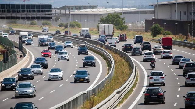 A8 Stuttgart (Symbolbild) (Foto: dpa Bildfunk, picture alliance/dpa | Christoph Schmidt)