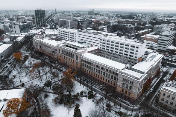 Hauptgebäude der TU Berlin aus der Vogelperspektive im Winter.