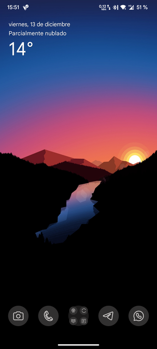 Captura de pantalla de escritorio de smartphone con un paisaje de dibujos animados y el sol poniendose al fondo con un rio en primer plano.