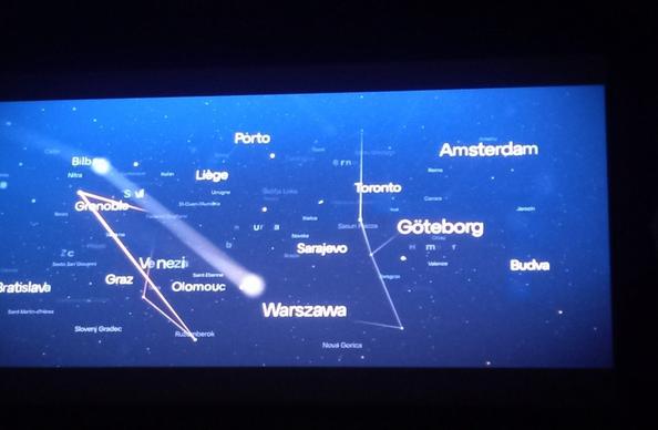 El anuncio de Europa Cinema antes de la película, con ciudades que salen en la pantalla azul como estrellas en la noche. Hoy me salieron Götenberg, Budva, Grenoble y Olomuc de las grandes que me quedan por visitar.