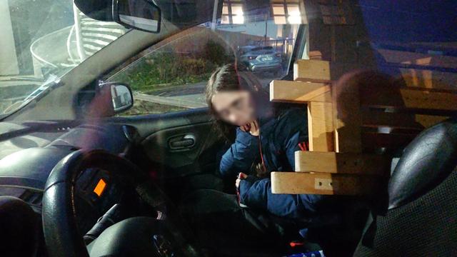 Jeune femme à la grimace dans une voiture pleine de mobilier démonté