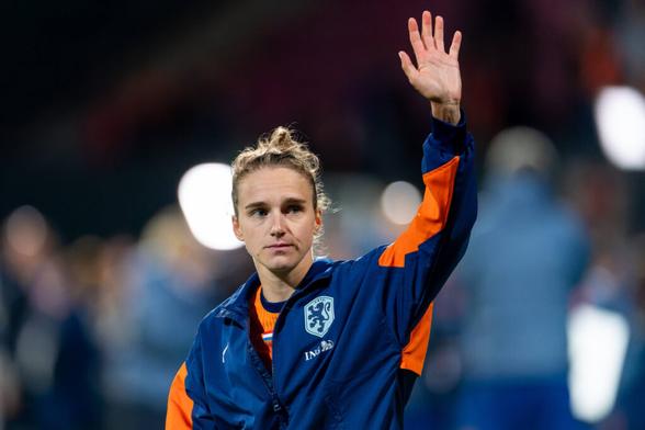 Vivianne Miedema winkt ins Publikum, sie trägt die Trainingsjacke des niederländischen Nationalteams.