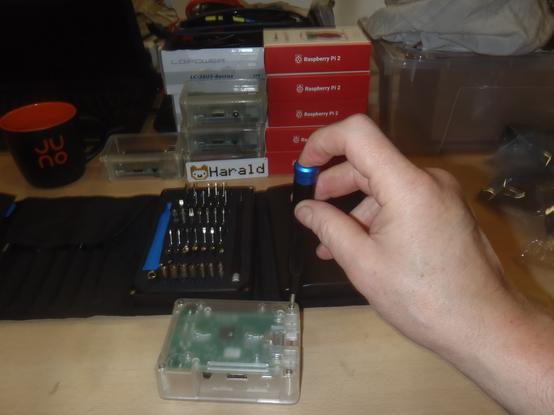 Hackweekend im JuNo Moers Repelen, ein Raspberry Pi 2 wird in ein Gehäuse eingebaut