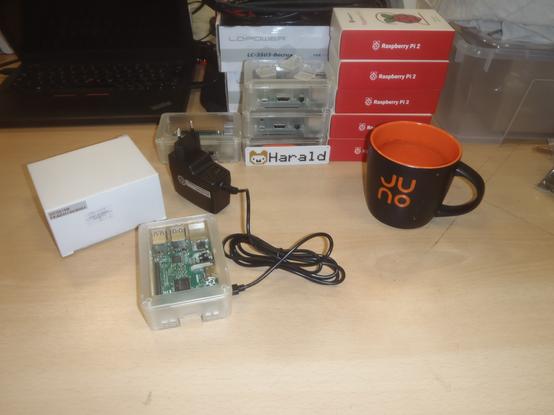 Hackweekend im JuNo Moers Repelen, die gespendeten Raspberry Pi 2 in Gehäuse montiert