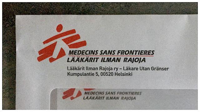 Valokuva Lääkärit Ilman (rusketus)Rajoja ry:n rahankeräyskampanjan osallistumislapusta joka kolahti postiluukusta.