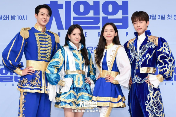 Lead actors, Kim Hyun Jin, Jang Gyu Ri, Han Ji Hyun, & Bae In Hyuk for the 2022 South Korean drama "Cheer Up." They are standing in front of a wall with the show's logo, wearing blue, white, & gold costumes for the university cheering squad.