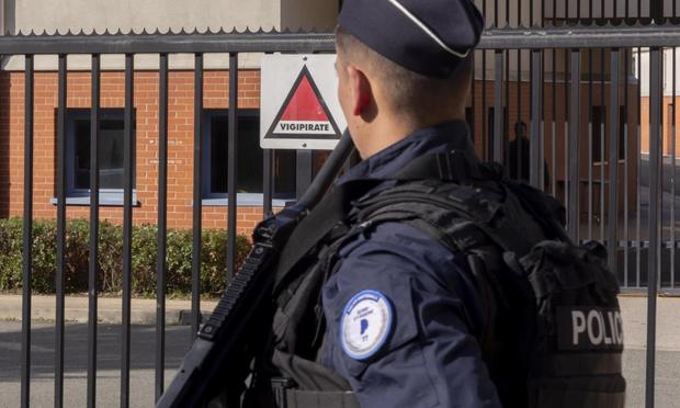 Imagen de archivo de un agente de la Policía francesa. (Europa Press/Contacto/Vincent Isore)