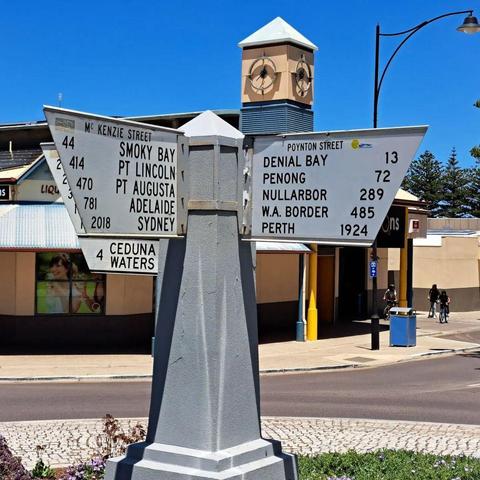 Crossroads sign in Ceduna listing distances to Sydney and Perth (and other towns and sites).