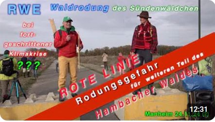 Das Bild zeigt zwei Personen, die vor einer Barrikade stehen, die mit einem großen roten Banner mit der Aufschrift „Rote Linie Rodungsgefahr für Hambacher Wald“ versehen ist. Im Hintergrund ist ein Wald zu sehen. Der Text auf dem Bild bezieht sich auf den Hambacher Forst, RWE und den fortschreitenden Klimawandel.
