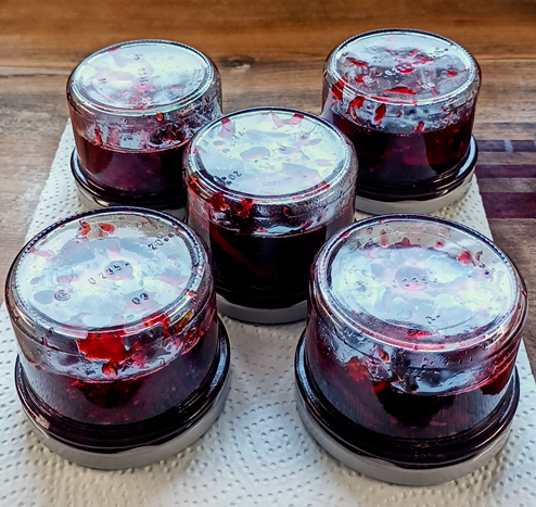 5 fertig gefüllte Gläser Konfitüre, sie stehen auf dem Kopf.
