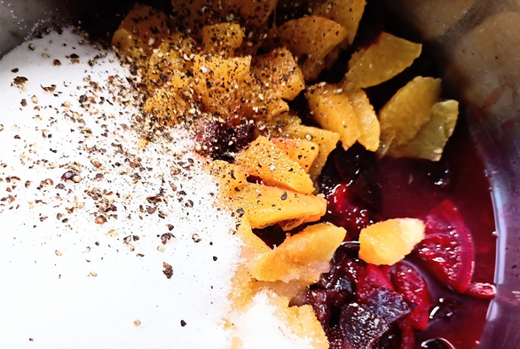 In einem Topf vor dem Kochen Orangen rote Bete Zucker und Pfeffer