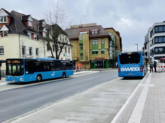 Das Foto zeigt die Ringstraße in Wiesloch mit den beiden seit heute wieder in Betrieb genommenen Bushaltestellen.