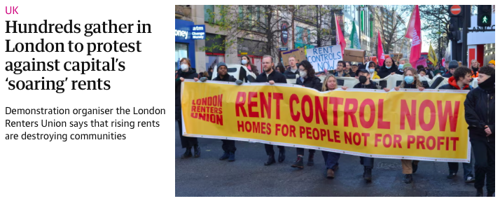 A imagem mostra uma multidão de pessoas em Londres protestando contra o aumento dos alugueres de casas. Os manifestantes empunham uma grande faixa amarela com a frase "Controle de Alugueres Agora! Casas para as Pessoas, Não para o Lucro" escrita em letras grandes e vermelhas. Há várias outras pessoas na multidão, algumas usando máscaras. A imagem sugere uma manifestação organizada, com os participantes demonstrando sua preocupação com o alto custo da habitação na cidade.