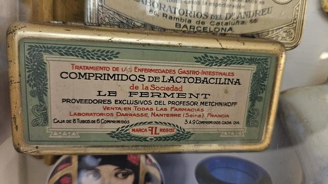 Lata de un producto antigüo con su etiqueta original que dice: Tratamiento de las enfermedades gastro-intestinales

Comprimidos de Lactobacilina 

de la sociedad 

LE FERMENT

Proveedores exclusivos del profesor Metchnikoff
Venta en todas las farmacias 
Laboratorios Darrasse, Nanterre(Seine) Francia

Caja de 8 tubos de 6 comprimidos

3 a 9 comprimidos cada día 

Marca Regist.