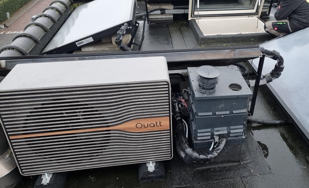 Warmtepomp staat op het platte dak. Mijn dak staat verder nog vol met zonnepanelen.