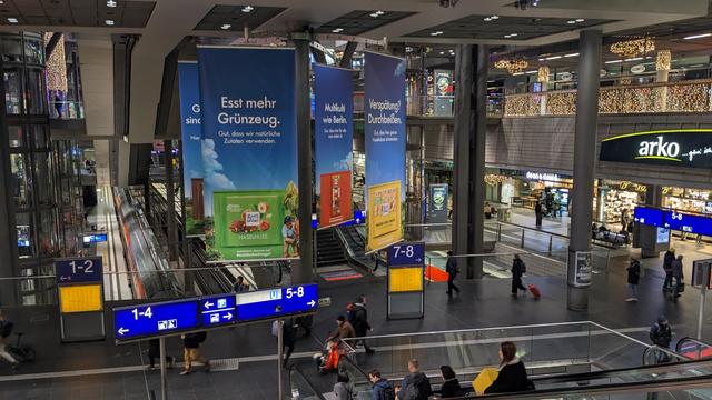 Middle hallway of Berlin Hbf.