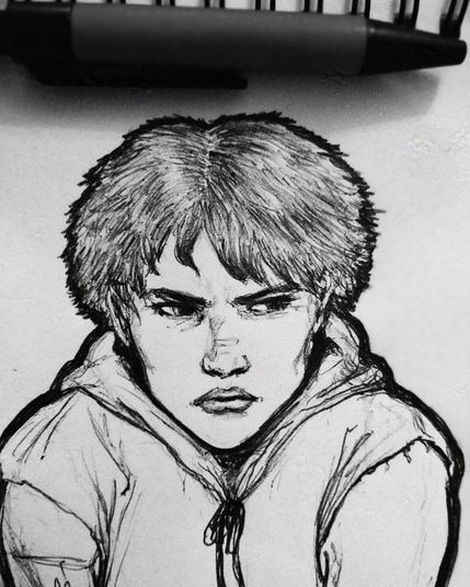 Dessin au stylo bille noir sur papier blanc, représentant un personnage androgyne aux cheveux courts ébouriffés, de face, les sourcils froncés et les yeux tournés vers la droite de l'image, l'air déterminé.