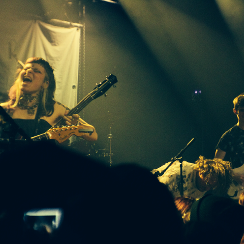 Feldup headbang, sa bassiste cri, lumière verdatre