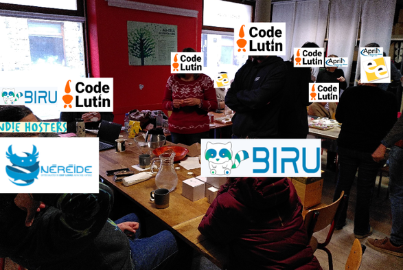 Une vingtaine de personnes réunies pour un moment convivial. Les visages sont recouverts par les logos des entreprises.

Détail : 3 Biru ; 7 Code Lutin ; 2 Easter-Eggs ; 1 Entr'ouvert ; 1 IndieHosters ; 1 labor-liber ; 3 Néréide ; 1 observateur et deux pique-assiettes de l'APRIL