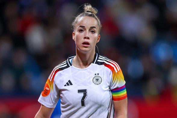 Giulia Gwinn im Trikot der deutschen Nationalelf während des Spiels, sie trägt die Pride-Kapitäninnen-Binde und schaut verschwitzt nach vorn ungefähr in Richtung der Kamera.