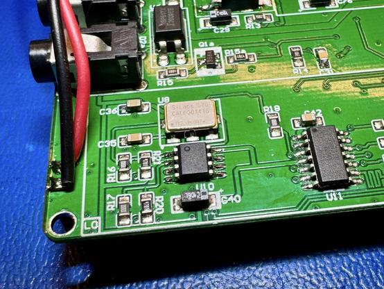 The same mcHF RF board but without the copper tape connecting the thermal sensor with the TCXO