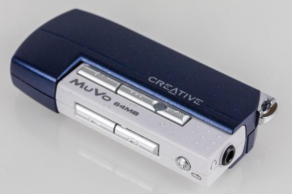 Seitenansicht des MP3-Player. Der eigentliche Stick (weiß) steckt in einer Fassung, die die Batterie enthält