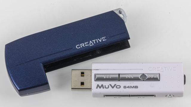 Batterieteil und Stick liegen voneinander getrennt.
