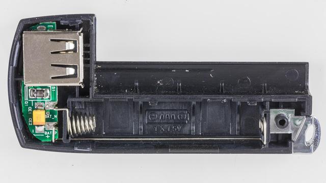 Das Innere des Batterieteils.Links die interne USB-Buchse mit kleiner Platine. Der Hauptteil besteht aus dem Batteriefach für eine AA-Batterie