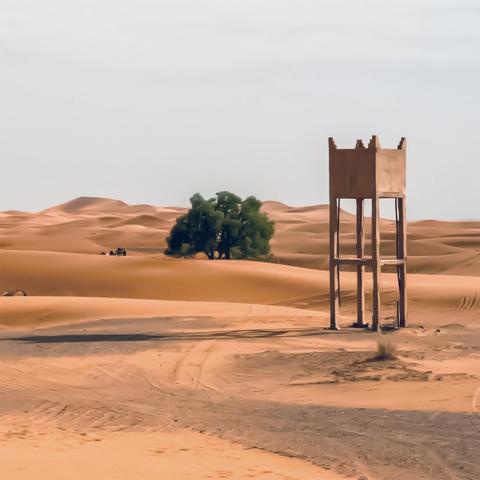 Wüstenbild mit einem Wasserspeicher im Vordergrund