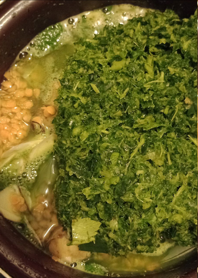 Im braunen Kochtopf köchelts bereits. Am Rand grade noch zu sehen die roten Linsen, auch die Topiknolle fein hell geputzt linst hervor und auch die feinen Scheibchen der Süßkartoffel. Darüber aber liegt die mächtige und giftgrün strotzende Schicht der gehäckselten Blätter. Klar, das köchelt nicht die ganze Zeit. Nur am Anfang und bis es heiß ist. Danach ruht es noch ein zwei Stunden im Thermostopf, kann quellen, die Hitze verteilen und schönend garen, bis das hungrige Maul gierig den Verschluss runter reißt.