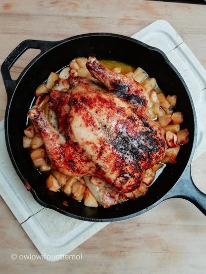 Poulet rôti entier entouré de pommes