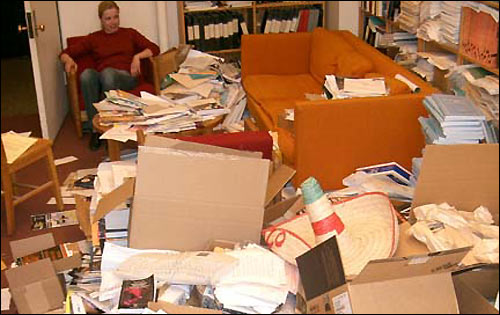 Son bureau, remplie de papiers et de livres partout, il y en a tant que c'est difficile de marcher. C'est en piles instables, il y a à peine de quoi s'asseoir