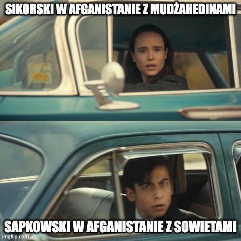 mem z Vanyą i Piątką z Umbrella Academy przejeżdżającymi obok siebie w samochodach, zaskoczeni

na górze podpis "Sikorski w Afganistanie z Mudżahedinami"
na dole podpis: "Sapkowski a Afganistanie z Sowietami"