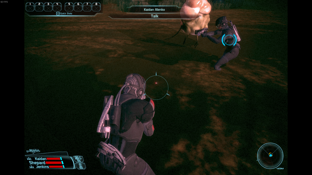 Print do jogo Mass Effect, em sua versão original para PC de 2007. O local é Eden Prime, os personagens estão com armaduras / trajes espaciais com capacete, andando num riacho. A imagem é bem escura e não há reflexo na água.