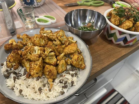 el platillo descrito, uno en un plato, uno en un contenedor para llevar