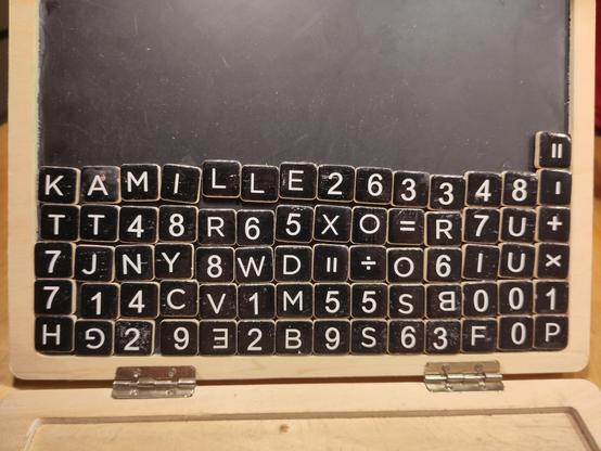 Zufällige Zeichenkombinationen aus Buchstabenplättchen.