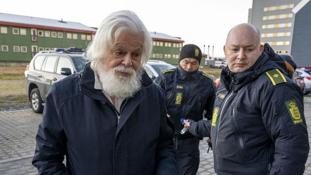 Paul Watson libéré de prison du Danemark le 17/12/2024, en compagnie de 2 policiers.
Photo issue du site France Info du jour.