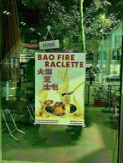 Cette affiche dit « Bao fire raclette » et on voit un bao avec du fromage fondant sur la
Porte vitrée