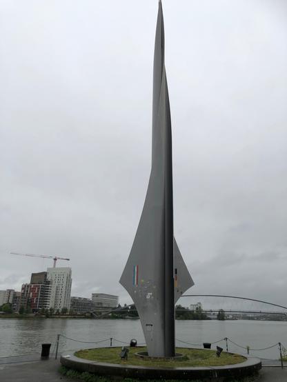 Monument tripoint sur le Rhin entre la France, l'Allemagne et la Suisse