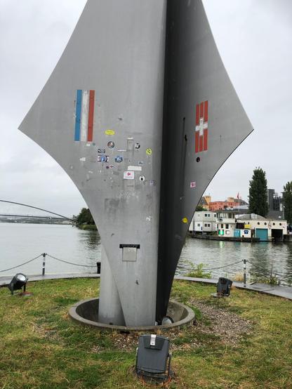 Monument tripoint sur le Rhin entre la France, l'Allemagne et la Suisse