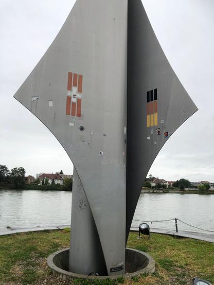 Monument tripoint sur le Rhin entre la France, l'Allemagne et la Suisse