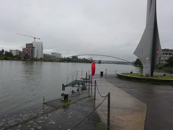 Monument tripoint sur le Rhin entre la France, l'Allemagne et la Suisse