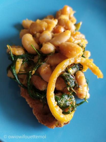 Ragoût de haricots sur toast