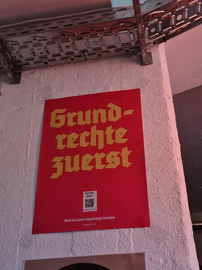 Poster mit Frakturschrift "Grundrechte zuerst"