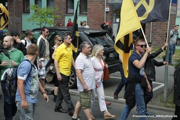 Foto von IB-Aufmarsch. Vorne steht Kiessbauer mit IB-Fahne.