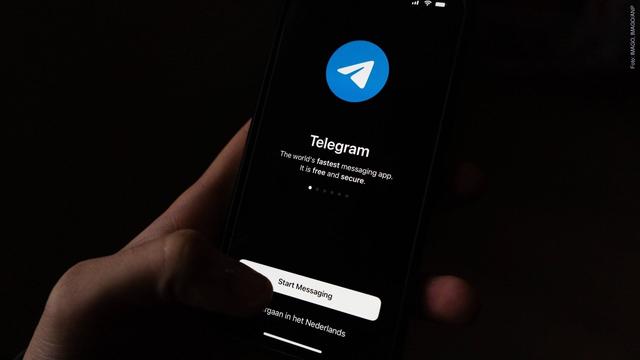 Jemand hält ein Smartphone in der Hand, auf dem die Telegram-App geöffnet ist (Foto: IMAGO, IMAGO/ANP)