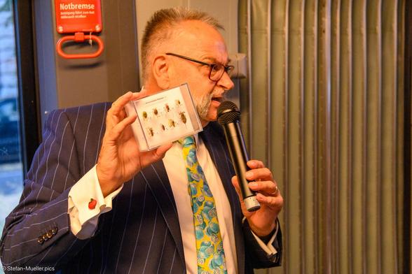Prof. Dr. Johannes Vogel mit einem Kasten mit Wanzen während der Sonderfahrt der Klimatram bei der Langen Nacht der Wissenschaften. Die besonders dünnen Nadeln für die Impfungen während der Pandemie wurden nach dem Vorbild von Stechwanzen entwickelt. Johannes Vogel argumentiert für die Biodiversität, die es uns ermöglicht, von der Natur abzugucken. Auch ein Großteil der Medikamente sind pflanzen- oder tierbasiert. Berlin, 17.06.2023