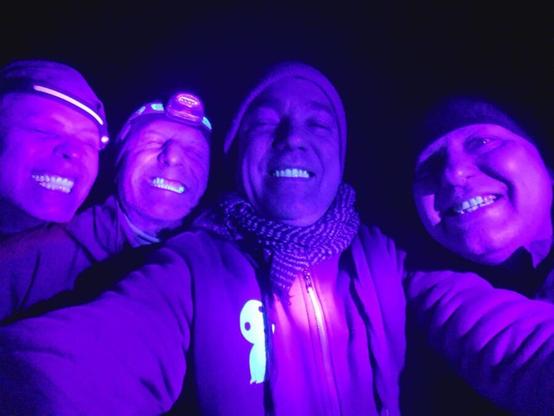 Ein Selfibild von Crossgolfer im dunklen, die sich mit UV Licht ins Gesicht leuchten und die Zähne besonders leuchten