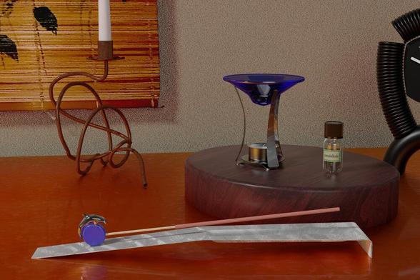 Auf einem dunklem Holzblock steht eine Aromalampe mit einem Teelicht und einer blauen Glasschale, der Halter aus Stahl und daneben steht ein Glasfläschchen mit einem Etikett und der Aufschrift: Sandelholz. Vor dem Holzblock steht ein Räucherstäbchenhalter aus Stahlblech mit einem rötlichen Stäbchen, welches in einer blauen Kunststoffscheibe steckt, auf der ein silberner Delfin reitet. Dahinter ist noch ein Kerzenleuchter mit einer weißen Kerze aus verknotetem Kupferrohr, an der Wand dahinter noch ein Teil eines kakejiku (japanisches Rollbild) mit blauweißen Blütenmotiven und auf der anderen Seite noch der Teil einer schwarzen Uhr zu sehen. 

On a dark wooden block stands an aroma lamp with a tea light and a blue glass bowl, the holder is made of steel and next to it is a small glass bottle with a label and the inscription: sandalwood. In front of the wooden block is an incense stick holder made of sheet steel with a reddish stick stuck in a blue plastic disc on which a silver dolphin is riding. Behind it is a candlestick with a white candle made of knotted copper tubing, on the wall behind it is part of a kakejiku (Japanese scroll painting) with blue and white flower motifs and on the other side is part of a black clock.