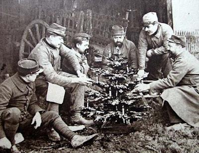 Soldati sulla fronte occidentale la notte di Natale del 1914, quando tra canti natalizi e di speranza venne celebrata una giornata di pace.